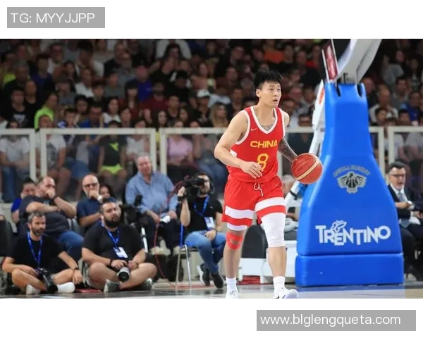 姚明在比赛中意外受伤面临恢复挑战球迷纷纷送上祝福与关心