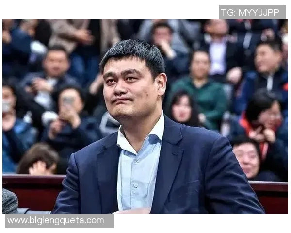 姚明在赛场上展现绝妙盖帽技艺引发球迷热烈讨论